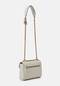 Borsa a tracolla in pelle grigia con tracolla a catena e pattina superiore. Presenta una tasca con zip sulla parte anteriore e dettagli in metallo color oro.