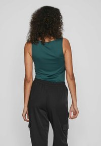VILA VIKENZA U-NECK REV NOOS - Toppi - ponderosa pine