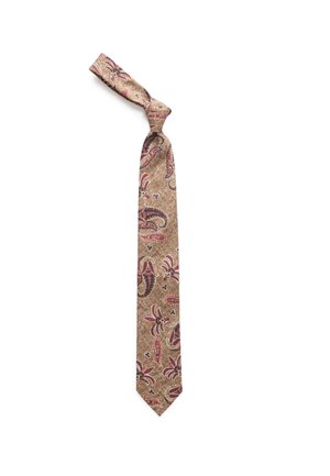 Cravate marron clair avec motifs cachemire rouges et bleu foncé, nouée en un nœud simple, présentée sur fond blanc.