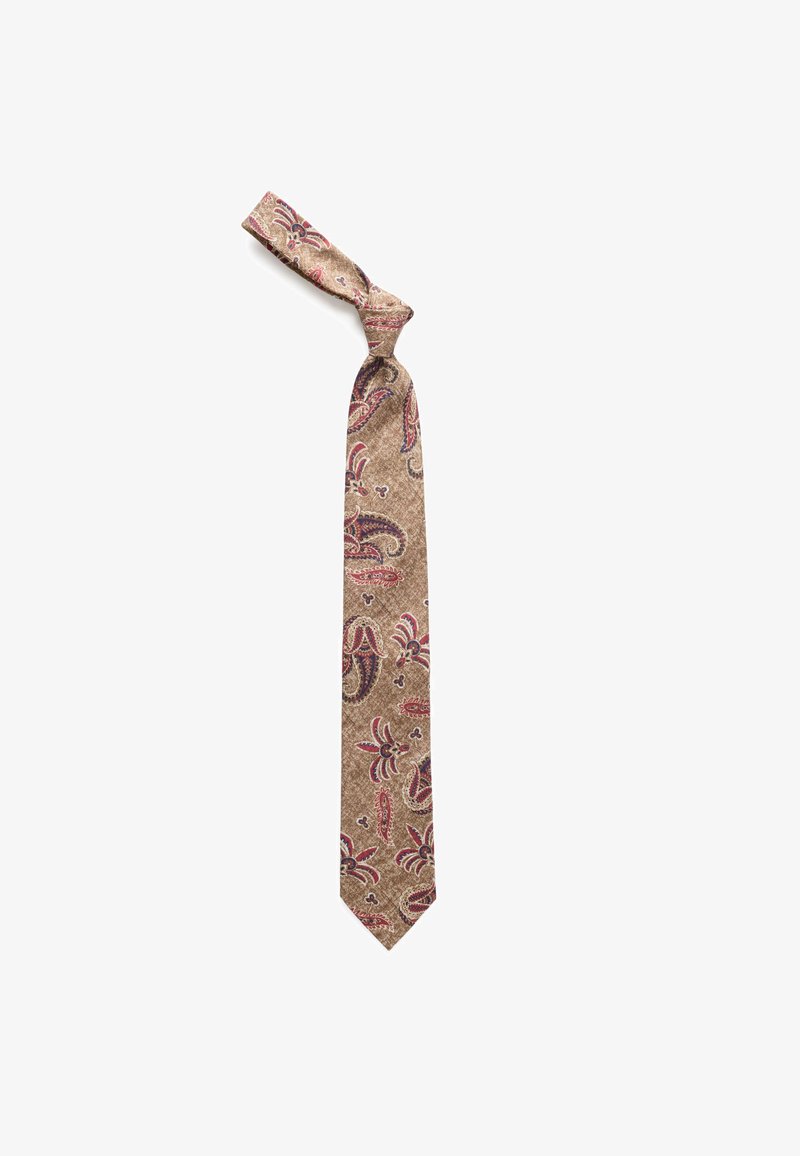 Cravate marron clair avec motifs cachemire rouges et bleu foncé, nouée en un nœud simple, présentée sur fond blanc.