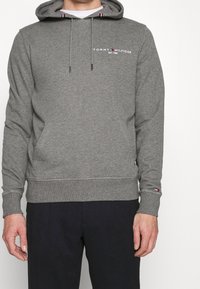 Tommy Hilfiger Jersey con capucha - mottled dark grey