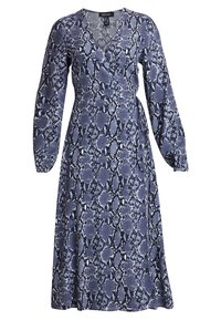 Bild: Wrap-Kleid mit blau-weißem Schlangenprint, langen Ärmeln, V-Ausschnitt und einem gebundenen Gürtel, aus leichtem, strukturiertem Stoff gefertigt.