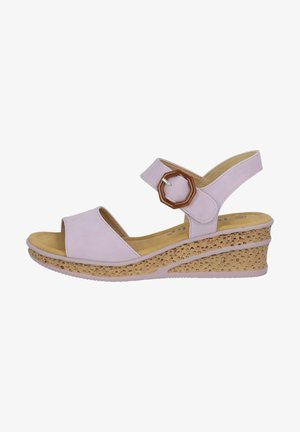 Lila offene Sandale mit einem breiten Vorderriemen, verstellbarem Knöchelriemen und achteckiger brauner Schnalle auf einer strukturierten Kork-Wedge-Sohle.