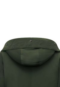 Groene waterdichte jas met een ronde capuchon, drukknoopsluiting en zichtbare stiksels. Glad textuur met een minimalistisch ontwerp.