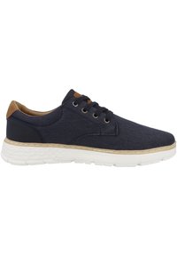 Marineblaue Sneakers aus strukturiertem Stoff mit einer weißen Gummisohle und tanfarbenen Lederdetails. Verfügt über Schnürsenkel und Ösen zur Befestigung.