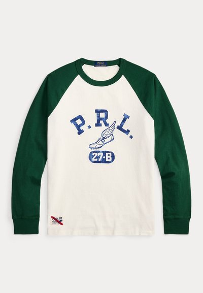 Λευκό πουκάμισο μακρυμάνικο με σκουροπράσινα μανίκια και γιακά, μπλε κείμενο "P.R.L.", γραφικό με φτερωτό παπούτσι και "27·B" στο κέντρο μπροστά.