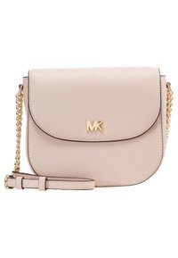 Lyserød læder crossbody taske med en buet form, gyldent hardware og kædeaccent. Har en klaplukning og justerbar rem.