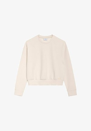 Beżowy krótki sweatshirt z długimi rękawami, okrągłym dekoltem, prążkowanymi mankietami oraz małą metką z logo na dolnej prawej stronie.