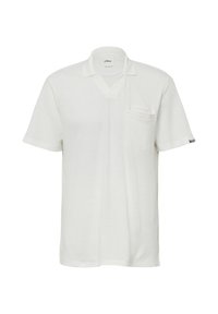 Witte polo met korte mouwen van een gestructureerde stof, V-hals, één borstzak en logodetail op de mouw.