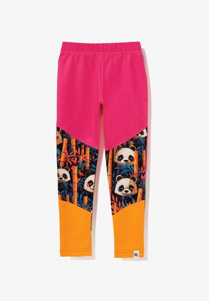 Legginsy wykonane z elastycznego materiału, z jasnoróżowym paskiem w talii, nadrukiem pandy i bambusa w czerni oraz pomarańczowymi wstawkami na dole.