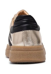 Sneaker z metaliczno-złotą i czarną skórzaną cholewką, z teksturowanymi akcentami oraz beżową gumową podeszwą z żłobionym wzorem.