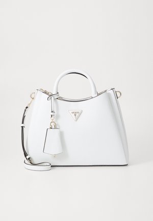 Borsa a mano strutturata bianca realizzata in materiale testurizzato, con hardware oro, un logo triangolare e un charm staccabile. Accenti neri visibili.