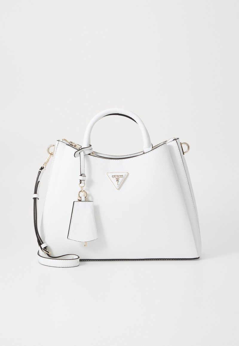 Borsa a mano strutturata bianca realizzata in materiale testurizzato, con hardware oro, un logo triangolare e un charm staccabile. Accenti neri visibili.