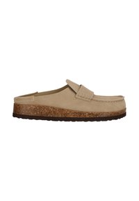 Beige mockasins i mocka med rund tå och en mjuk texturerad ovandel, som har en korksåle och en låg, ljusbrun sula.