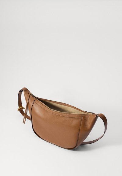 Barna bőr crossbody táska ívelt formával, cipzáras záródással és sima felülettel. Karcsú, állítható pánttal és minimalista dizájnnal rendelkezik.