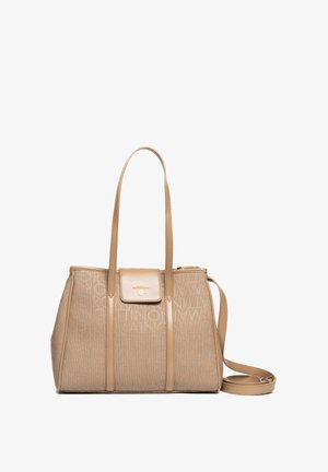Bolso estructurado beige de cuero con patrón de logotipo en relieve, dos asas y una correa para el hombro desmontable. Herrajes en tono dorado.