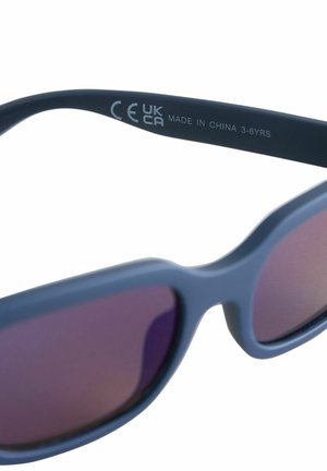 Sonnenbrille für Kinder mit einem grauen, matten Kunststoffrahmen, lila Farbverlaufslinsen und einem runden Design. Besitzt geprägtes CE-Zeichen und Altersgruppe.