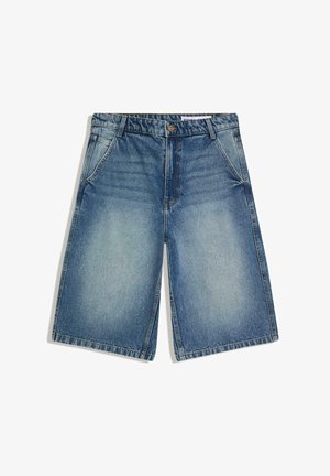 Kék farmer térd alá érő rövidnadrág elülső zsebekkel, övbújtatókkal, gombos záródással és a combokon kifakult mosott hatással.