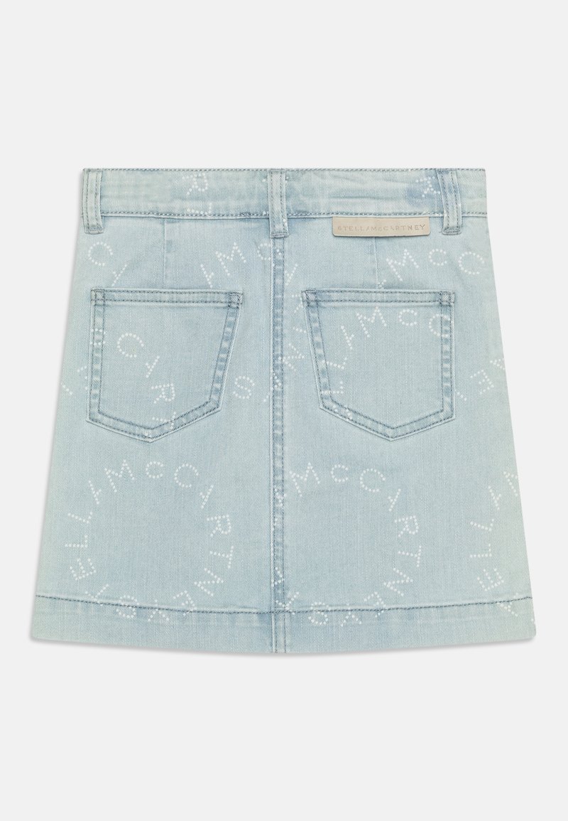 Jupe en denim bleu clair à coupe droite. Dispose de poches arrière et d'un motif de logo répété en blanc. Étiquette en cuir à la taille.