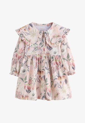 Klänning med blommönster och rosa bakgrund, ryschig krage, långa ärmar och knappar framtill. Har olika pastellfärgade blommor och gröna detaljer.