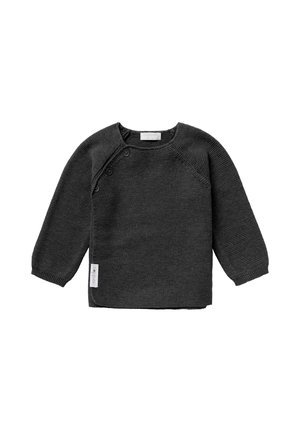 Dunkelgrauer Strickpullover mit langen Ärmeln, rundem Halsausschnitt und drei dekorativen Knöpfen auf der Schulter. Etikett sichtbar an der Seite.
