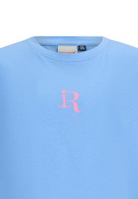 T-shirt azzurro in cotone con scollatura rotonda e un piccolo logo rosa con una stella. Tessuto morbido e maniche corte.