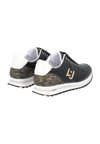 Sneakers neri con un tallone a pattern texturizzato oro e nero, dettagli bianchi e lacci rotondi. Presentano un logo sul lato e una suola in gomma.