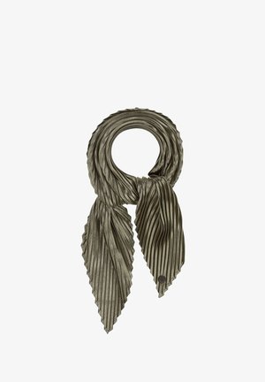 Gelaagde olijfgroene sjaal met een zijdezachte textuur, in een cirkelvorm met taps toelopende uiteinden en een klein knoopdetail aan één kant.