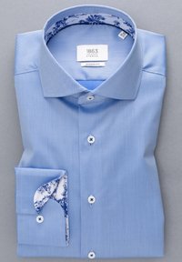Camicia dress a maniche lunghe di un azzurro chiaro con rifiniture di colore bianco e blu ai polsini e al colletto, caratterizzata da bottoni bianchi e un'etichetta di vestibilità moderna.