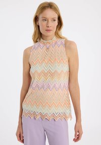 Ärmelloses Oberteil mit einem mehrfarbigen, gewellten Muster in Pastellfarben, einem gewellten Saum und einem hohen Kragen. Hergestellt aus leichtem Stoff.