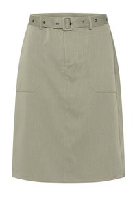 Hame mittapituus on polven yltä, vaaleanöljynvihreä, jossa on vyötäröllä vyö, kaksi etutaskua ja sileä rakenne, jolle on ominaista hienovarainen ompelu.