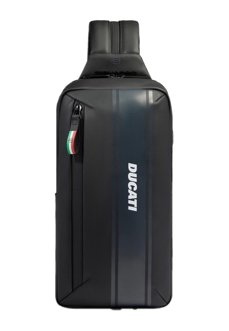 Sac à dos noir en matériau durable, avec une fermeture éclair, des rayures verticales et le logo "DUCATI" en blanc sur le devant.