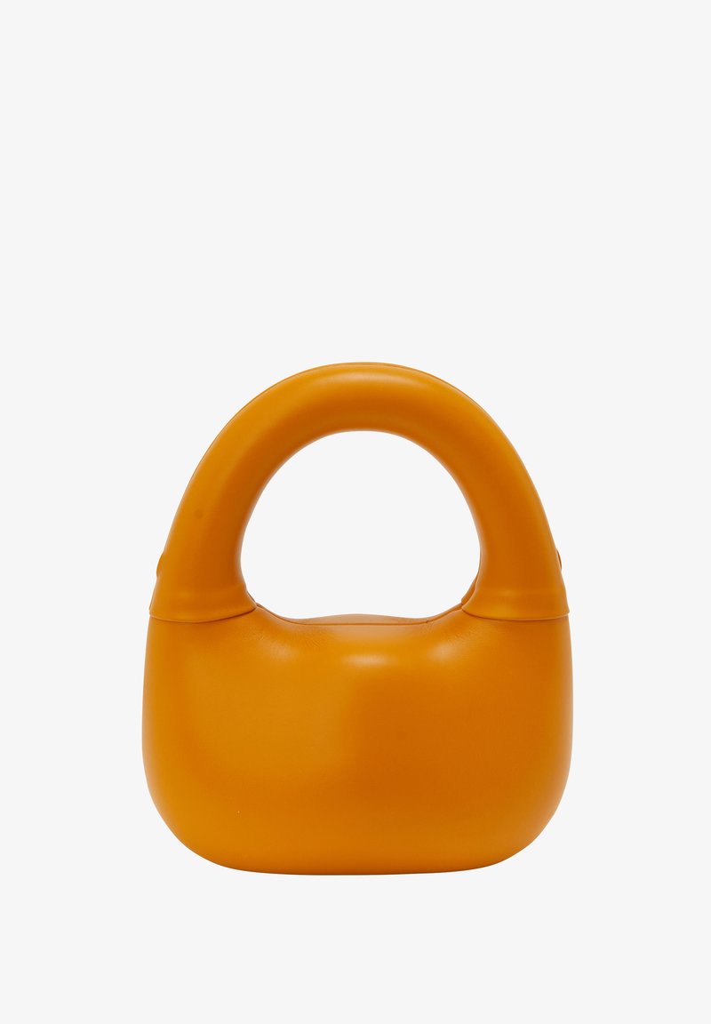 Borsa arancione con manico stondato, texture liscia e design compatto. Presenta una forma minimalista senza giunture e senza hardware visibile.