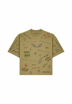 Maglietta a maniche corte color cammello con scarabocchi e frasi in stile scritto a mano come "FREE HUGS," ali, un teschio, serpente e "DON'T TALK JUST KISS."