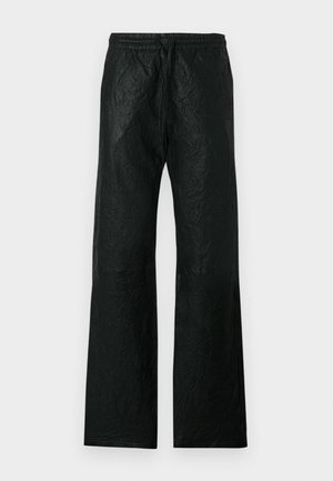 Černé kalhoty s vysokým pasem a širokými nohavicemi, s elastickým pasem a stahovací šňůrkou, vyrobené z texturovaného, mírně mačkaného materiálu připomínajícího kůži.