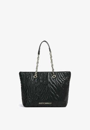 Sac fourre-tout en cuir noir avec motif ondulé embossé, poignées en chaîne argentée et logo à l'avant. Design spacieux avec une texture lisse.
