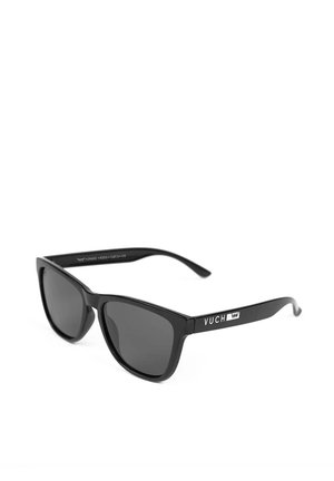 Schwarze Sonnenbrille im klassischen Cat-Eye-Stil, mit dunklen Gläsern und strukturierten Bügeln. "VUCH"-Logo auf der Seite in Weiß.