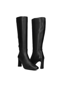 Zwarte leren laarzen tot de knie met een gladde textuur, vierkante neus en een blokhak van middelhoogte, met een strakke pasvorm en zonder zichtbare hardware.