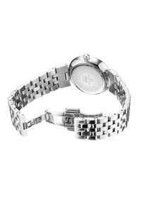 Klocka i rostfritt stål med polerat yta, som har en länkad armband, rund boett och en strukturerad baksida. Spännet visas delvis öppet.