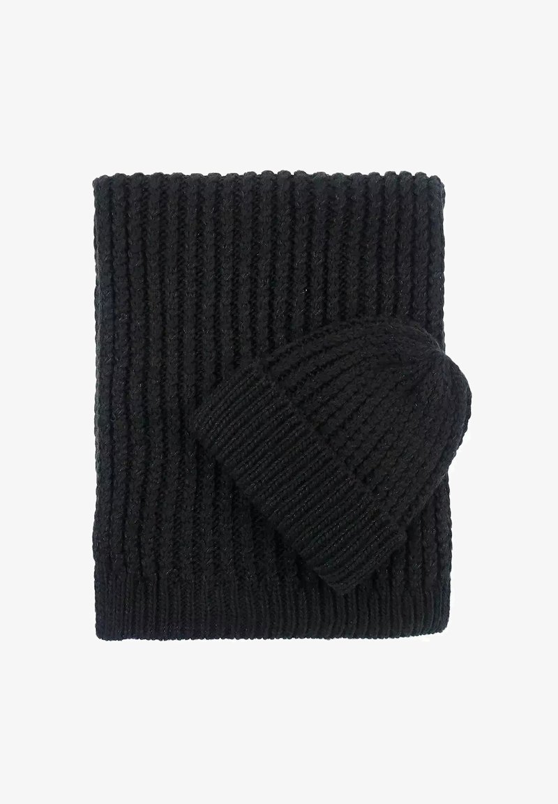 Zwarte gebreide beanie en sjaal set. Sjaal is rechthoekig met verticale ribbels; beanie is kleiner met een vergelijkbare textuur en ontwerp.