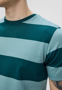 QS - T-shirt z nadrukiem