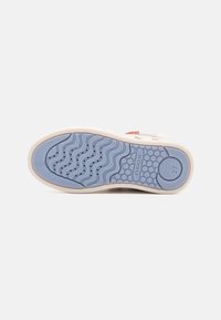 Suela de goma azul con patrones de olas y puntos, entresuela beige y marca GEOX en relieve, tamaño 27. Adecuado para diversas superficies.