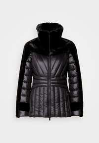 Čierna puffová bunda s vysokým golierom z umelého kožušníctva, prešívaným dizajnom a bočnými zipsovými vreckami. Disponuje elegantným, priliehavým strihom a štruktúrovanými akcentmi.