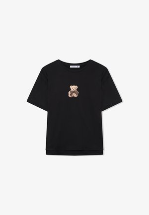Czarny bawełniany t-shirt z naszytym wzorem misia w kratkę z leopardzim nadrukiem na brzuszku, krótkie rękawy i okrągły dekolt.