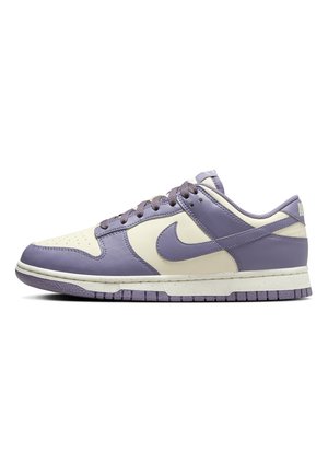 Basket de basse en cuir crème et lavande, avec des lacets violets et une semelle intermédiaire blanche tachetée, vue depuis l'extérieur.