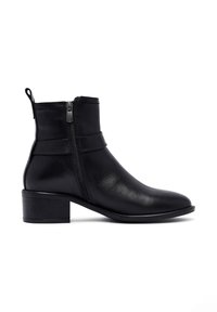 Bottes noires en cuir, à mi-mollet, avec un bout arrondi, une fermeture éclair sur le côté et un petit talon empilé. Texture lisse et design minimaliste sans motifs visibles.