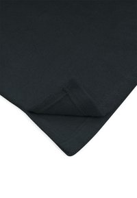 Dunkelgraues Badetuch mit einer weichen, strukturierten Oberfläche, an einer Ecke gefaltet, um den geknüpften Stoff und die genähte Kante sichtbar zu machen.