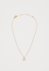 Guldhalsband med en blomsterberlock som har fem klara ädelstenar. Kedjan har en delikat design och en fjärringslås.