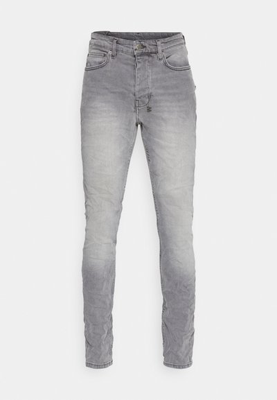 Jeans in denim grigio con vestibilità slim, texture sbiadita, design a cinque tasche e chiusura con bottone. Presenta un logo sottile sul davanti.