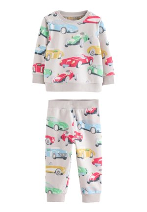 Pyjama deux pièces pour enfant avec manches longues et pantalon, avec des imprimés colorés de voitures vintage sur un fond clair.